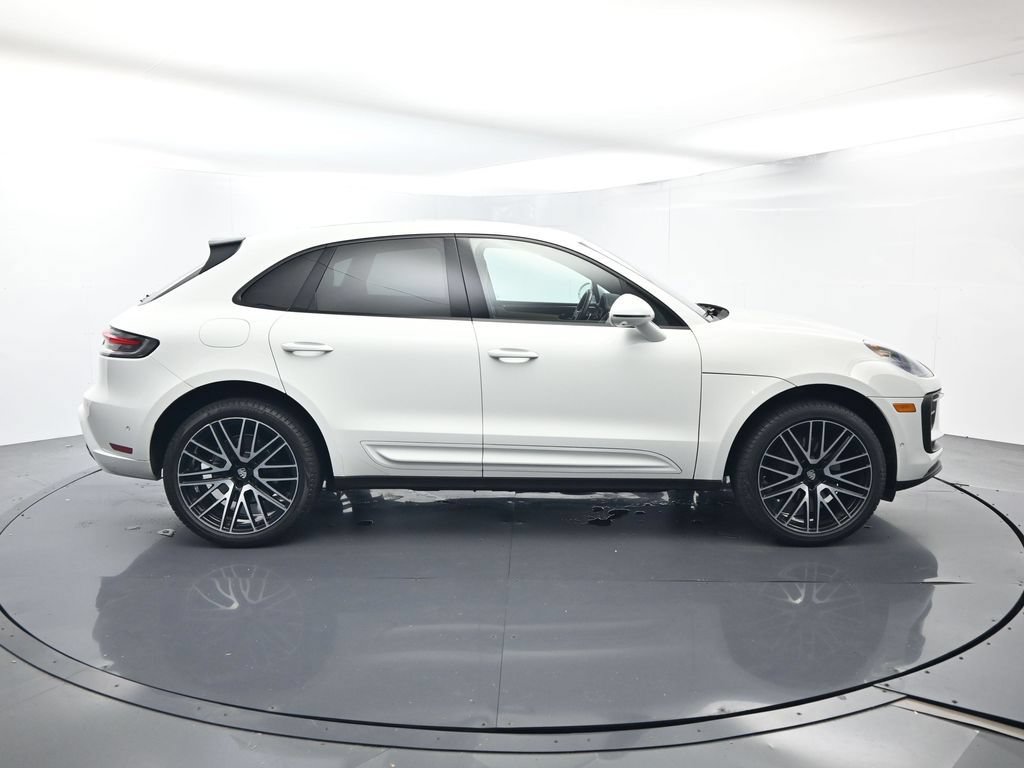 Certified 2024 Porsche Macan AWD/4WD image 16