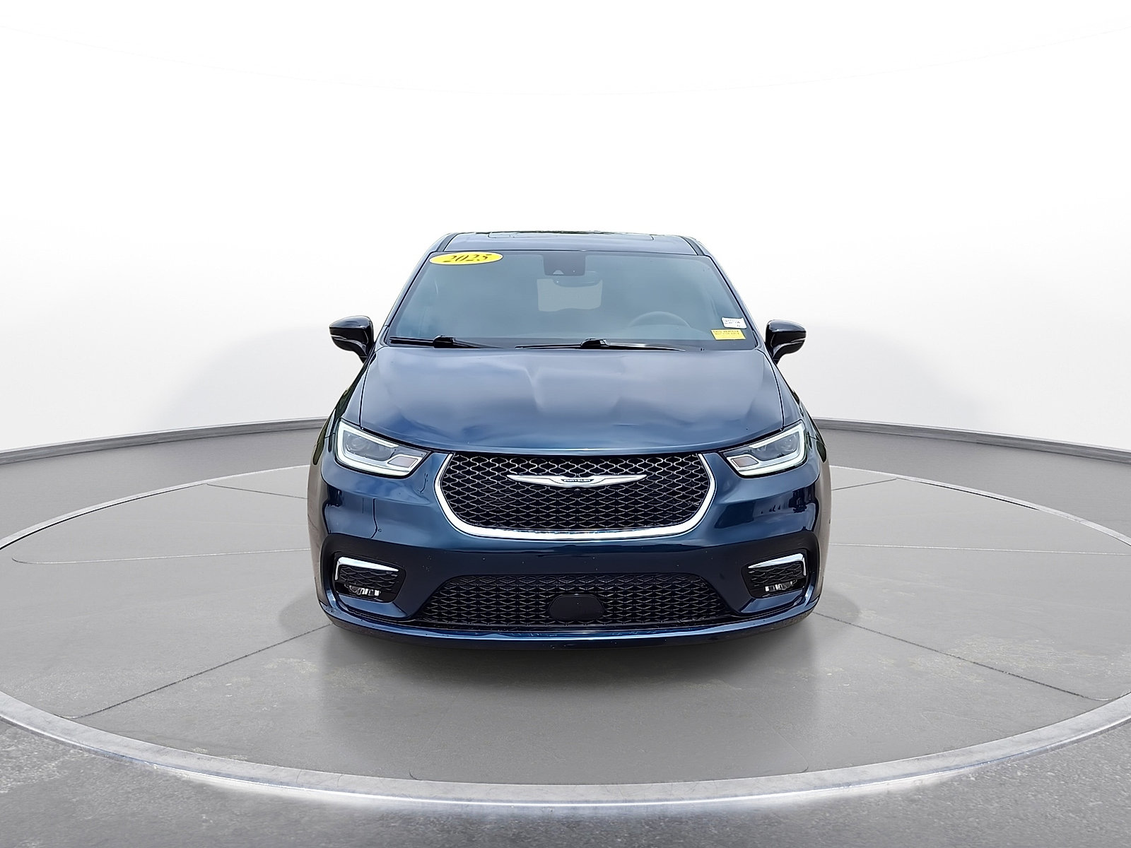 Used 2025 Chrysler Pacifica Select FWD image 3