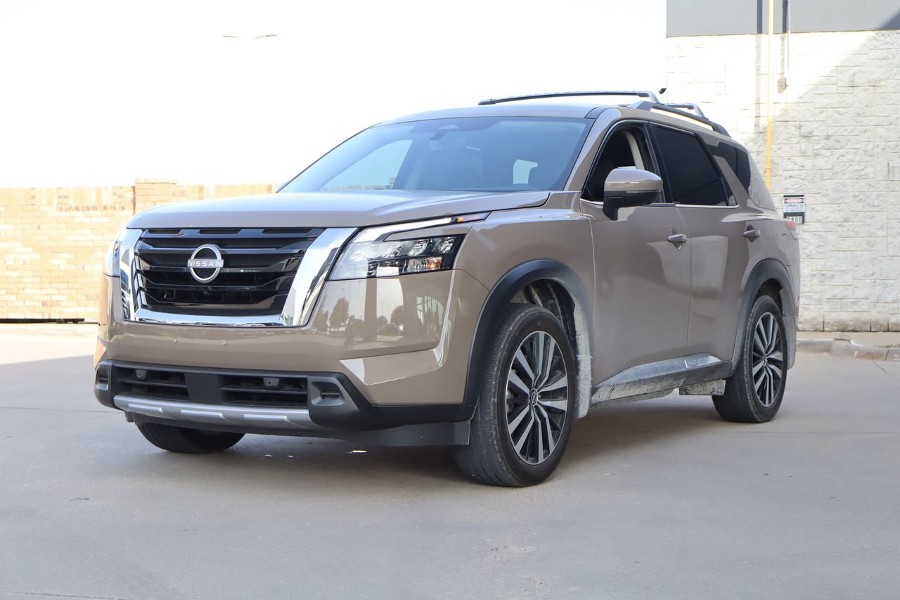 Used 2025 Nissan Pathfinder Platinum FWD image 2