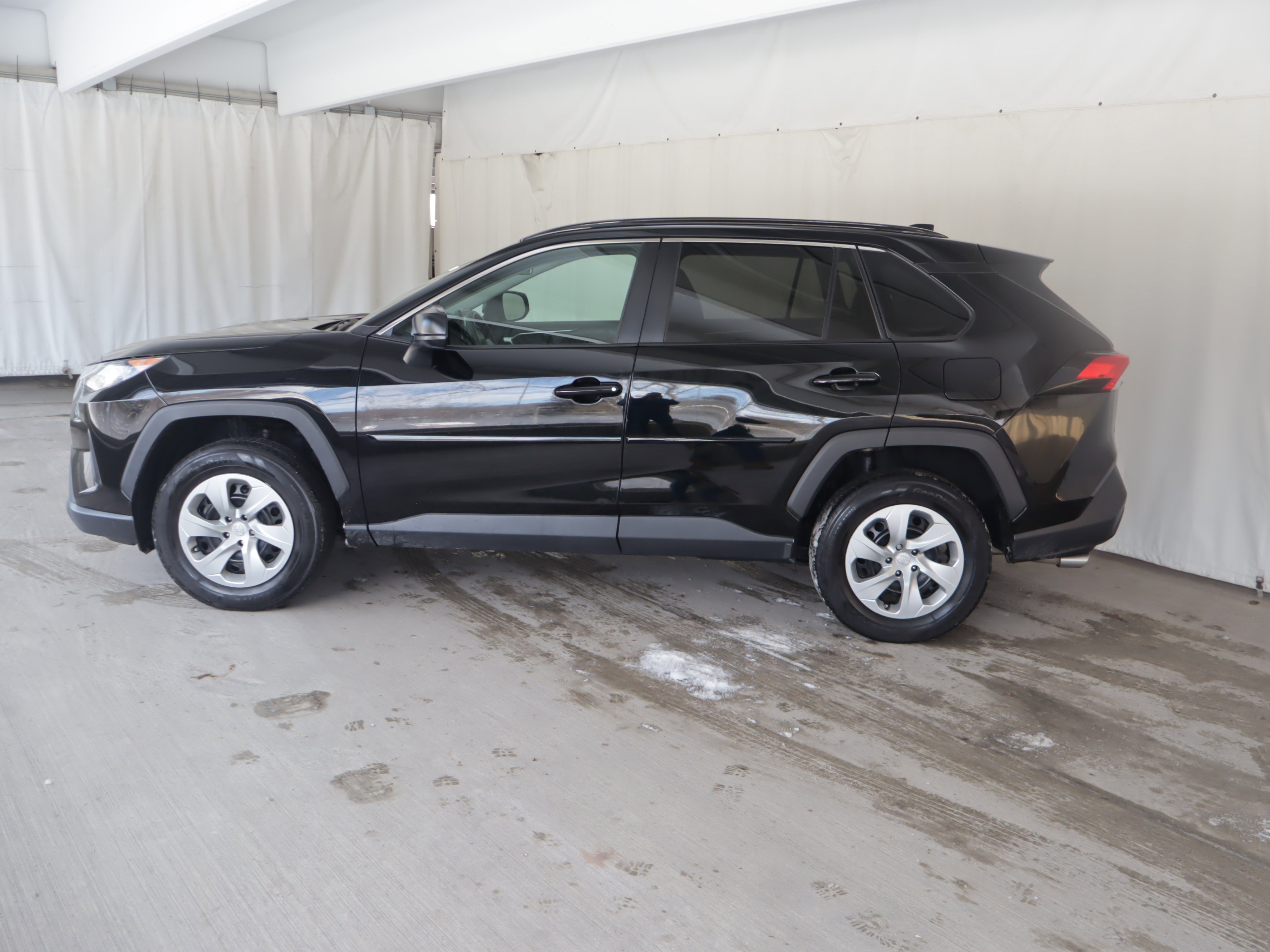 Used 2021 Toyota RAV4 LE image 22