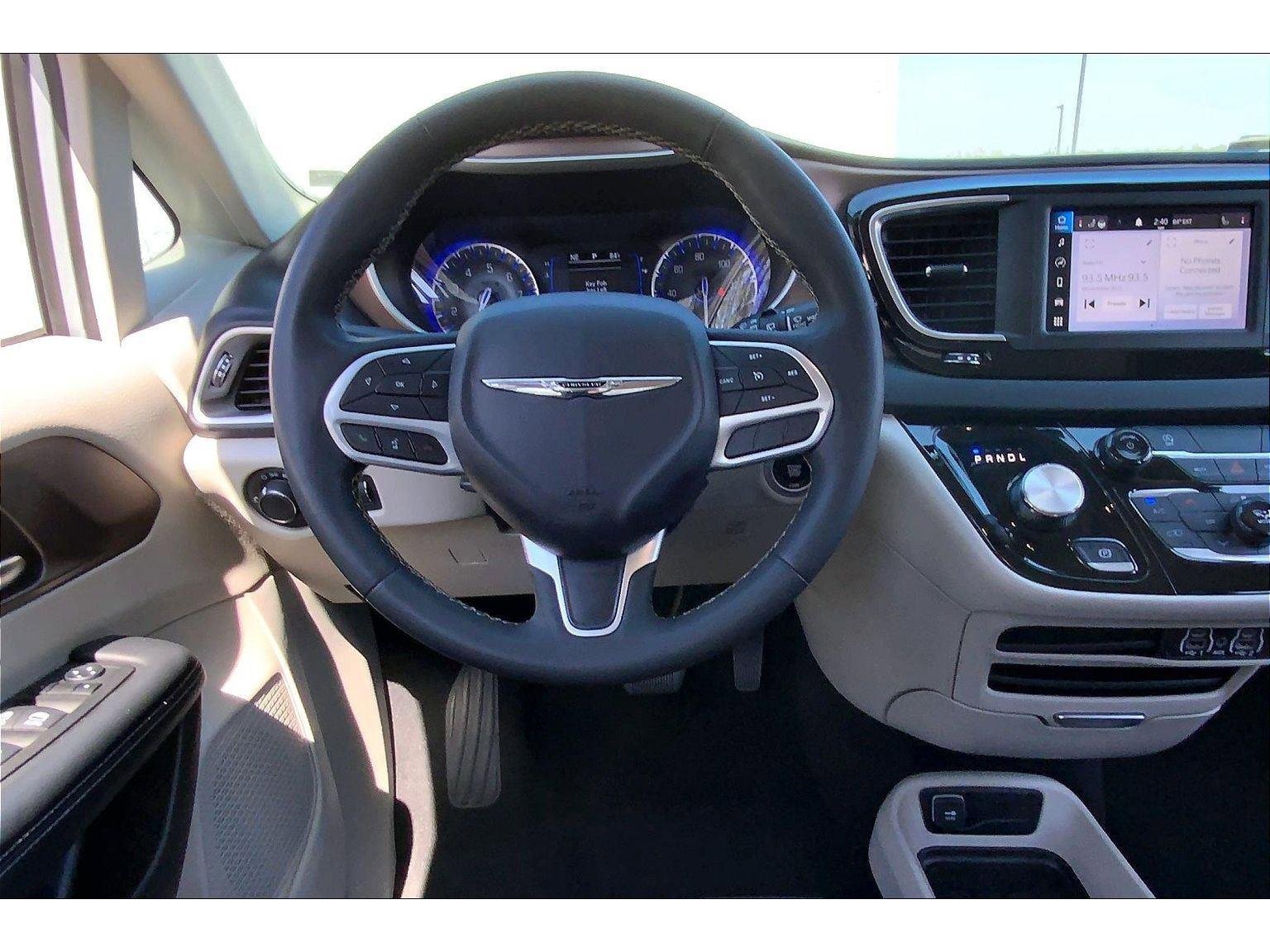 Used 2023 Chrysler Voyager LX FWD image 5