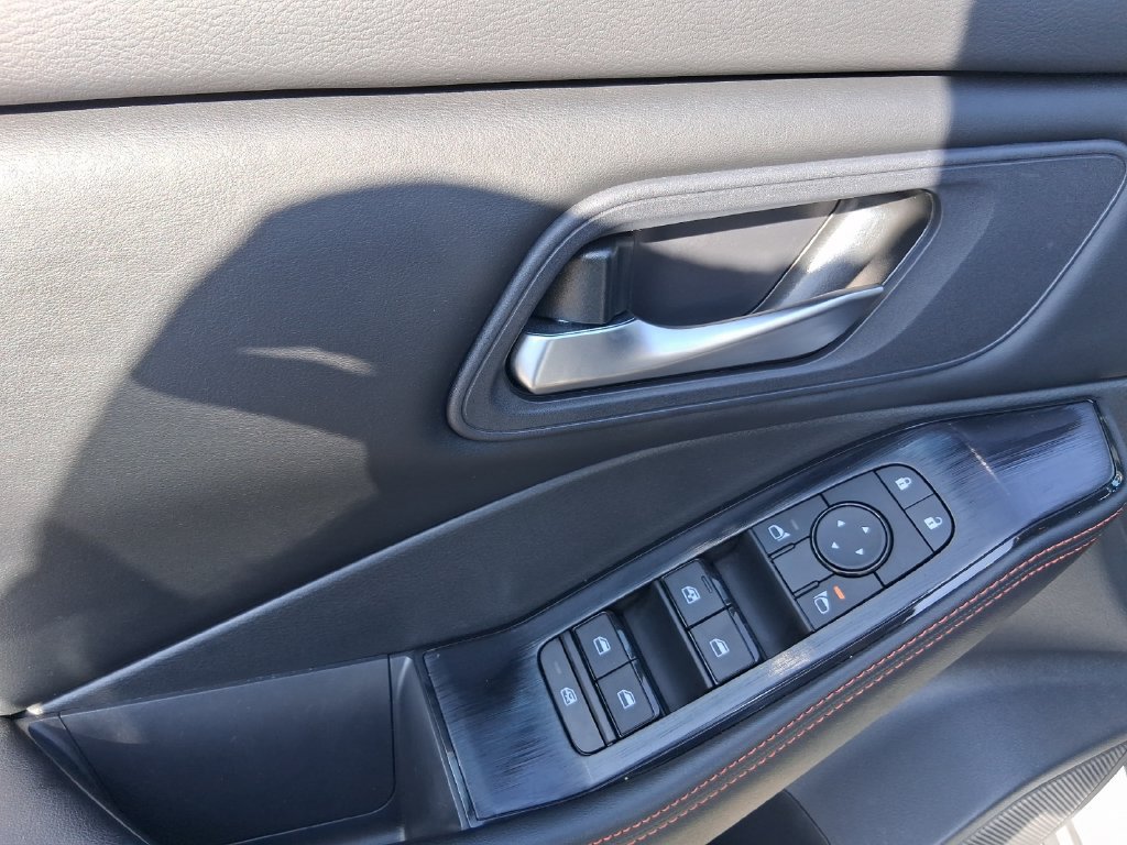 Used 2025 Nissan Rogue SV AWD/4WD image 14