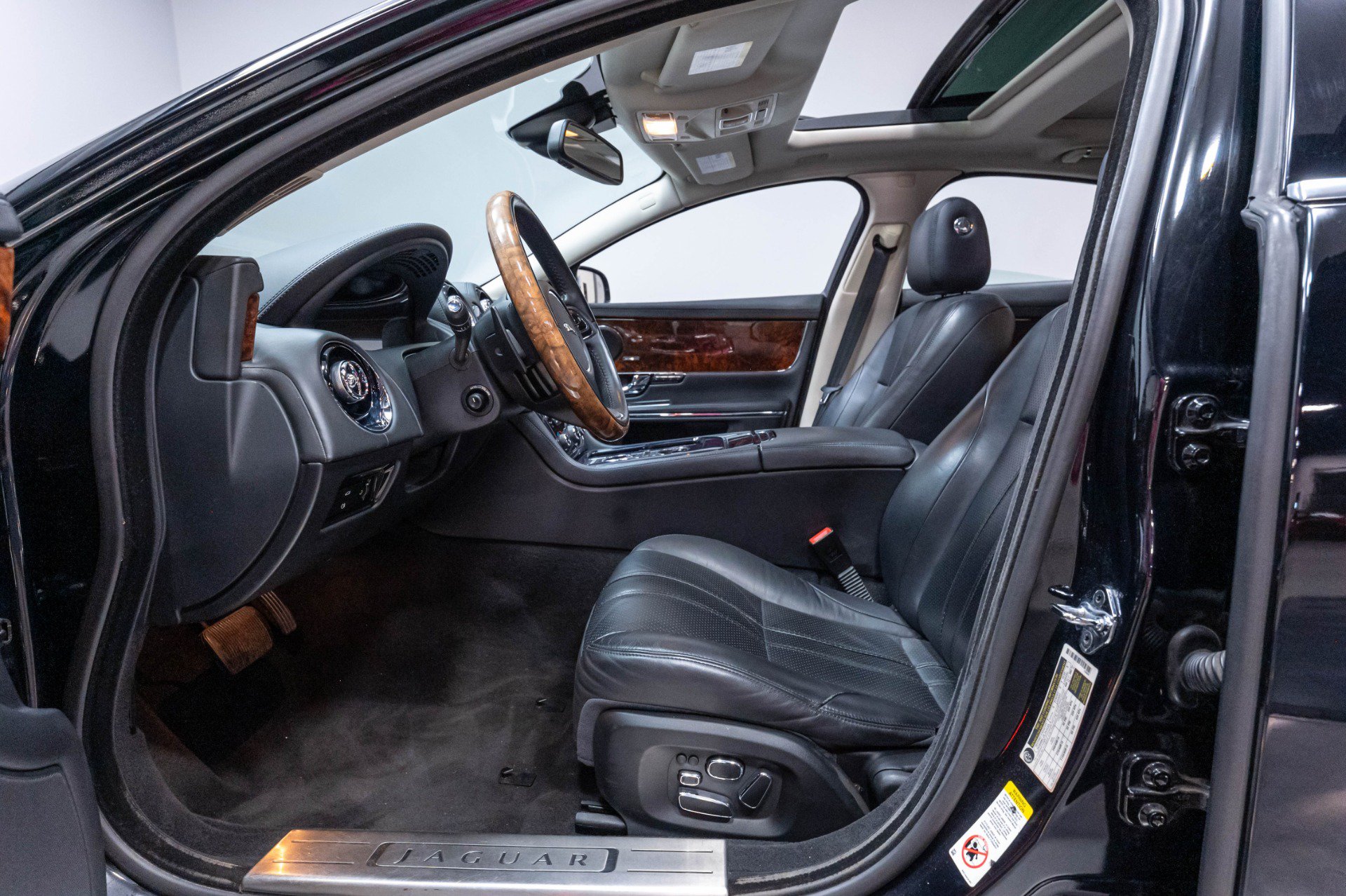 Used 2013 Jaguar XJ AWD image 9