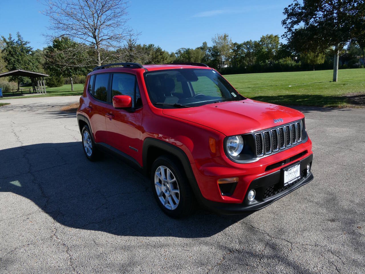 Used 2019 Jeep Renegade Latitude w/ Cold Weather Group FWD image 3