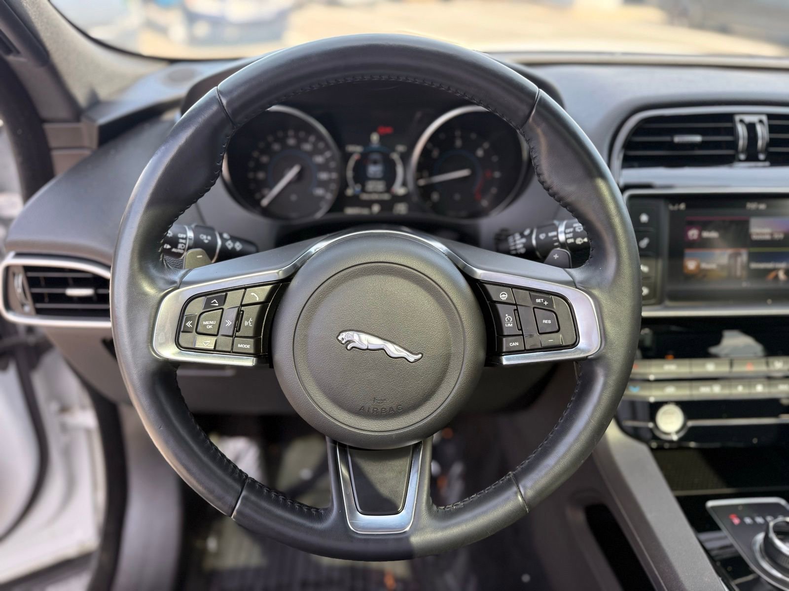 Used 2018 Jaguar F-PACE Prestige image 17