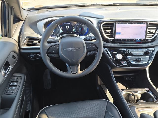 Used 2025 Chrysler Pacifica Limited FWD image 11