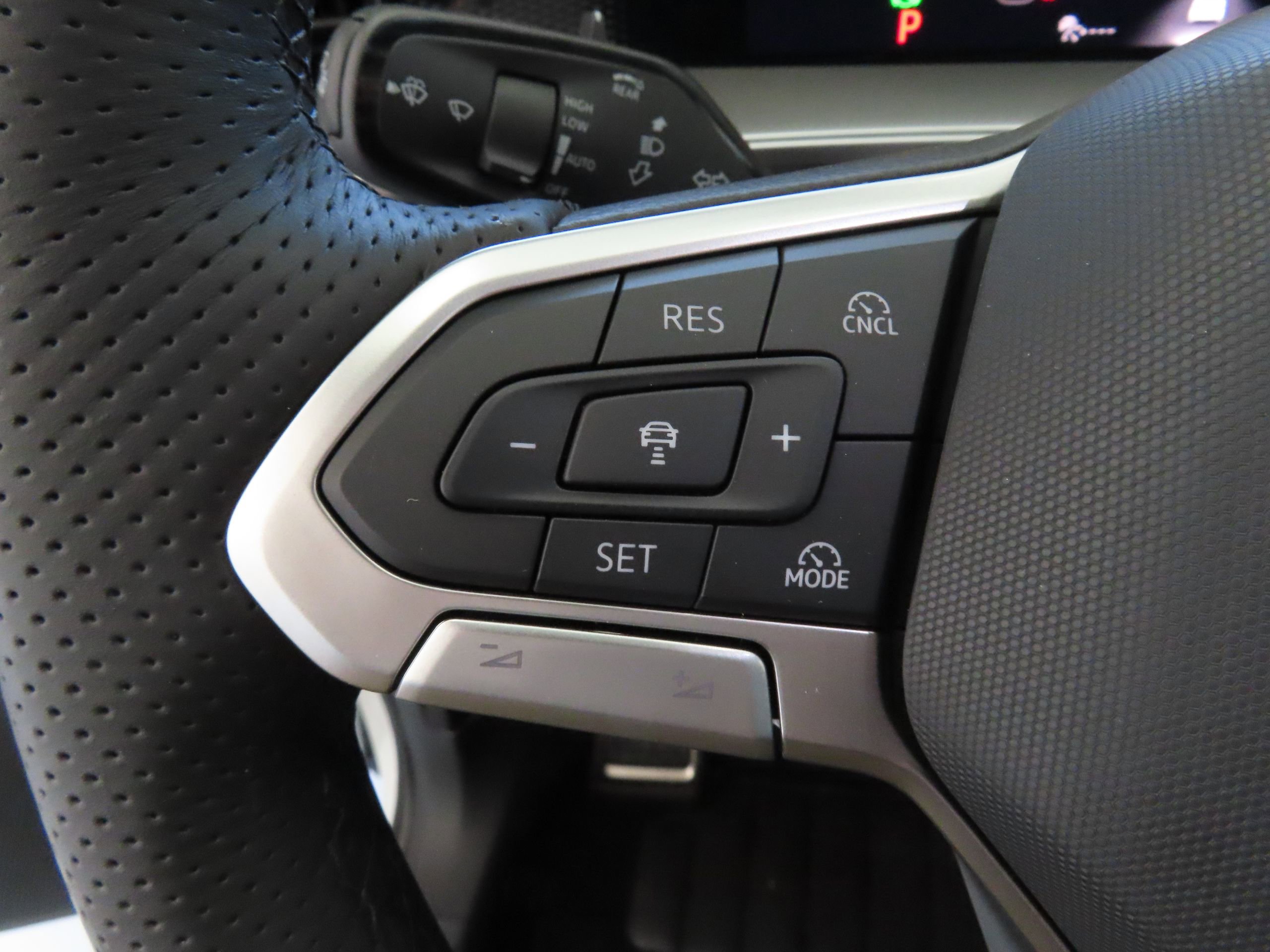 New 2026 Volkswagen Tiguan SE R-Line AWD/4WD image 11