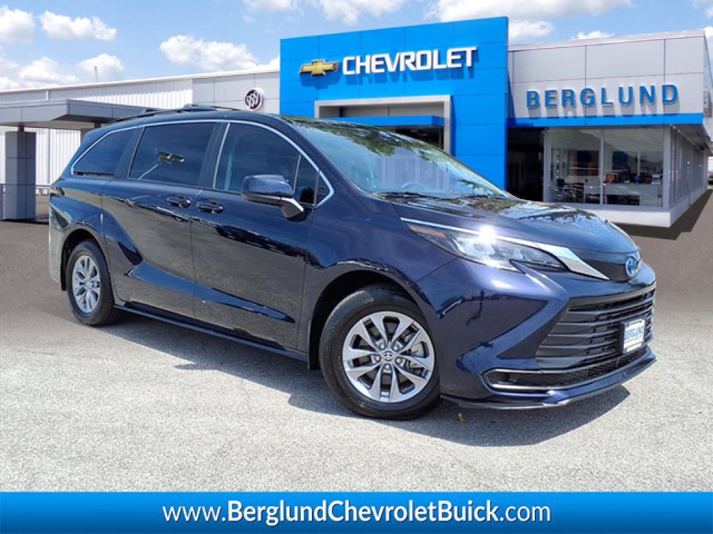 Used 2024 Toyota Sienna LE FWD image 1