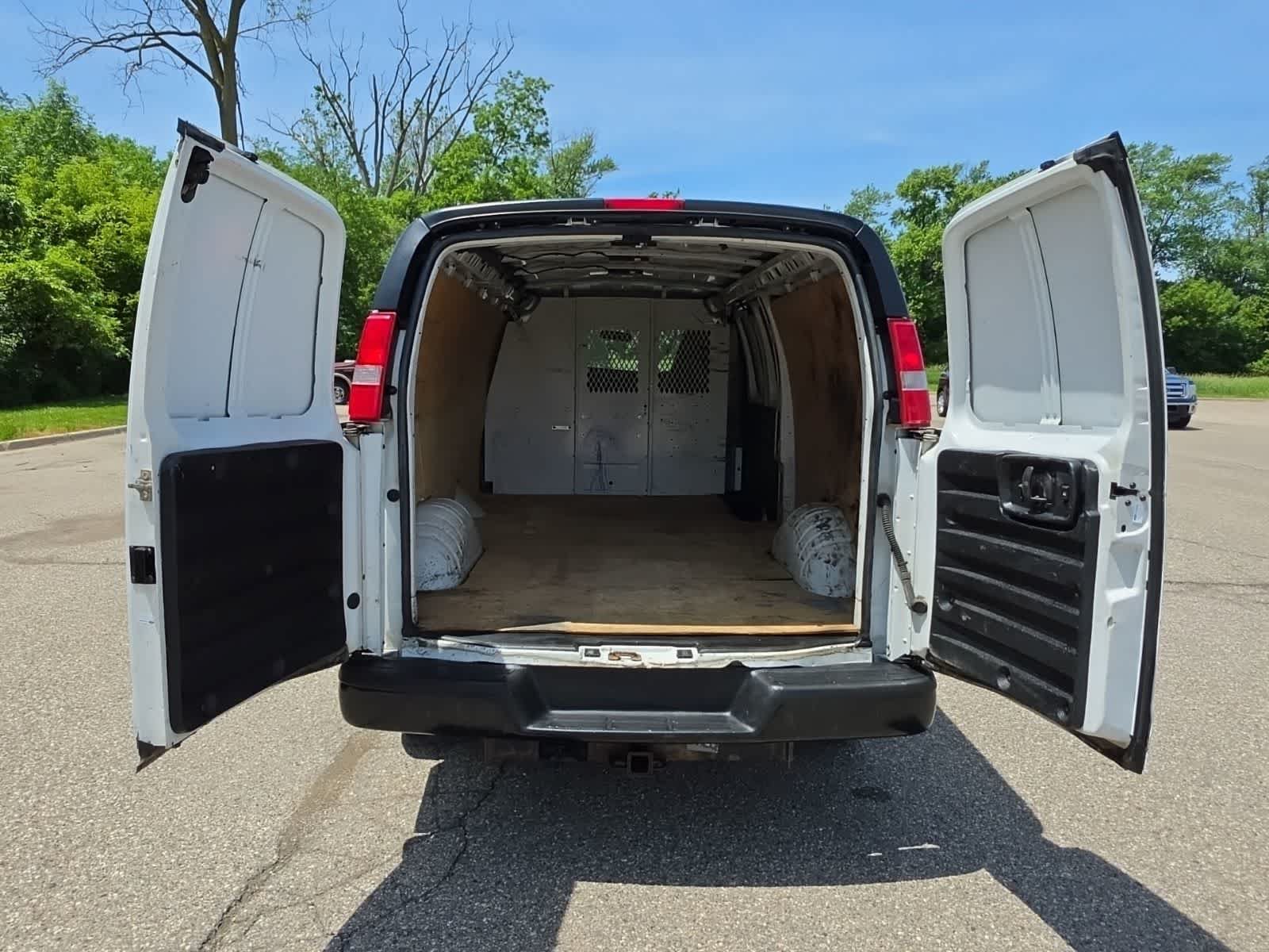Used 2017 GMC Savana 3500 Extended RWD image 32
