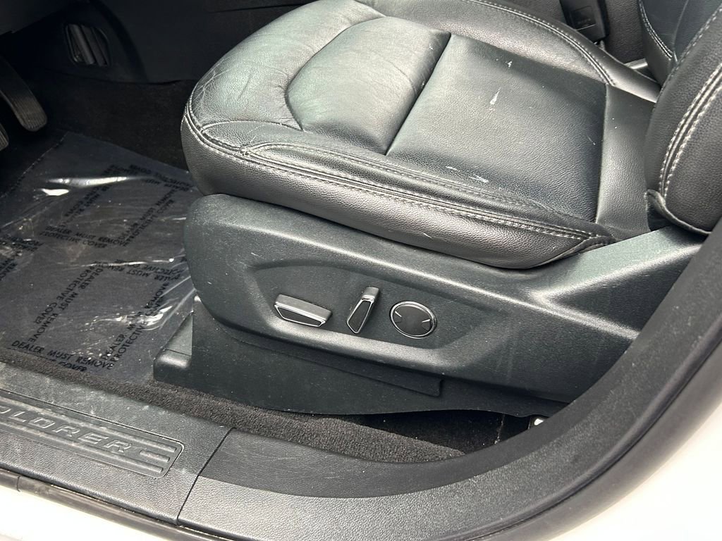 Used 2018 Ford Explorer XLT w/ Equipment Group 202A FWD image 15
