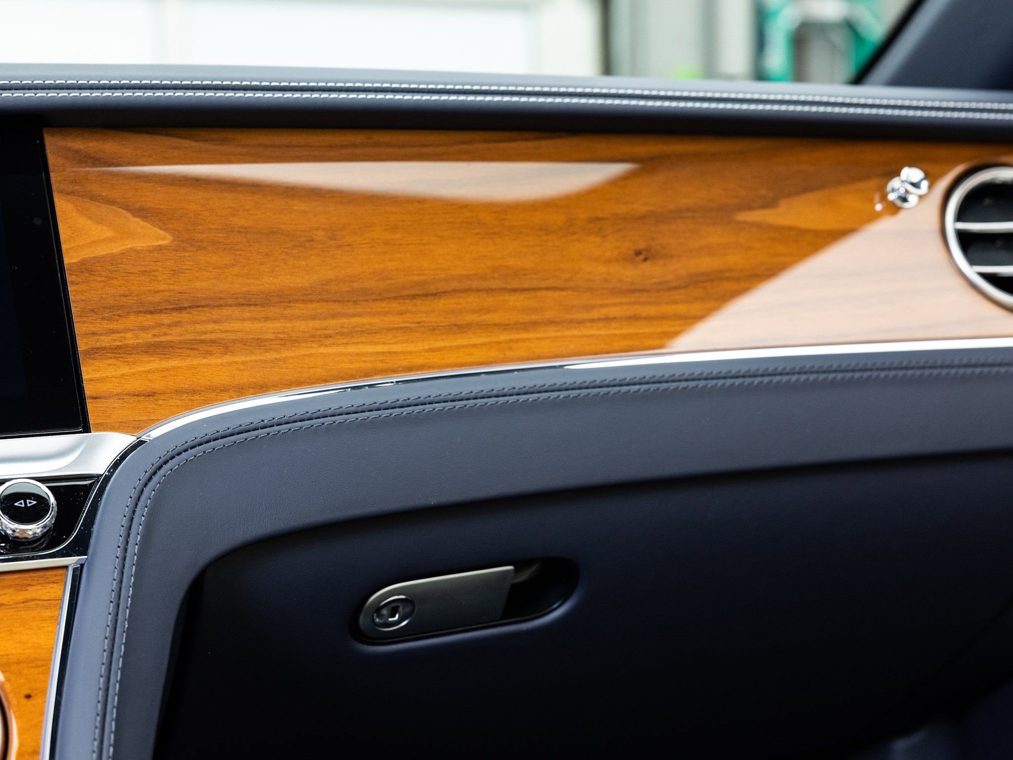 Used 2024 Bentley Continental GT image 33