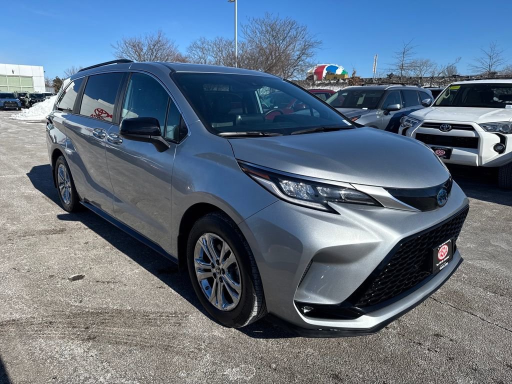 Used 2022 Toyota Sienna XSE image 9