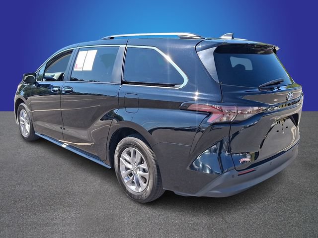 Used 2024 Toyota Sienna XLE FWD image 6