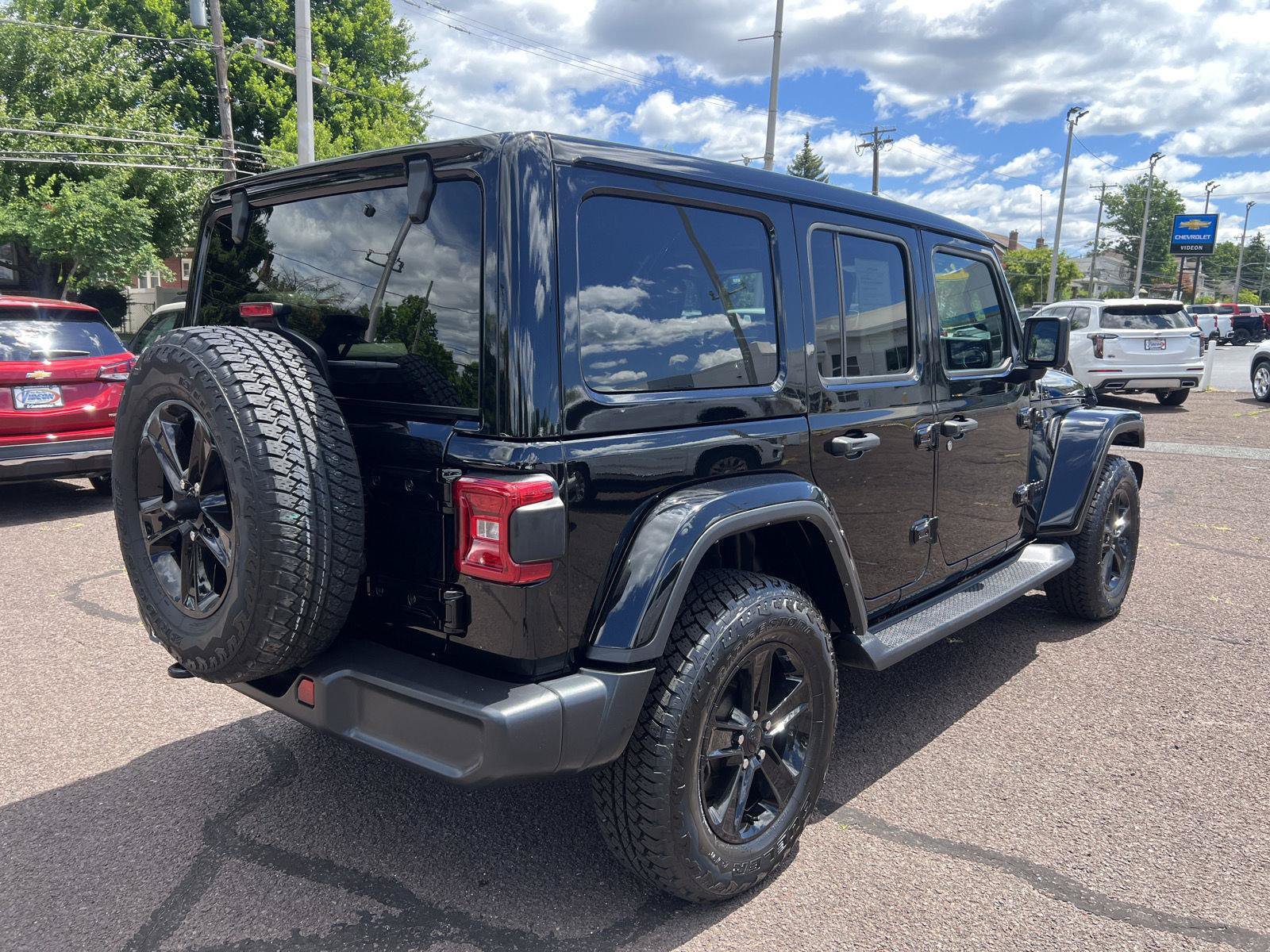 Used 2022 Jeep Wrangler Unlimited Sahara AWD/4WD image 7