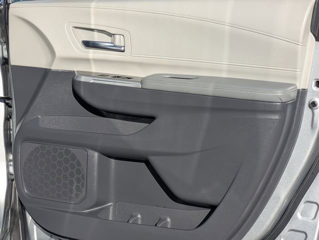 Used 2023 Toyota Sienna Limited image 35