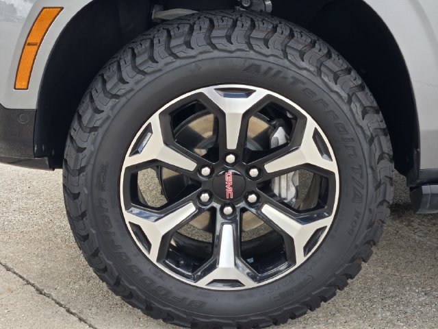 Used 2025 GMC Yukon AT4 w/ AT4 Premium Package AWD/4WD image 10