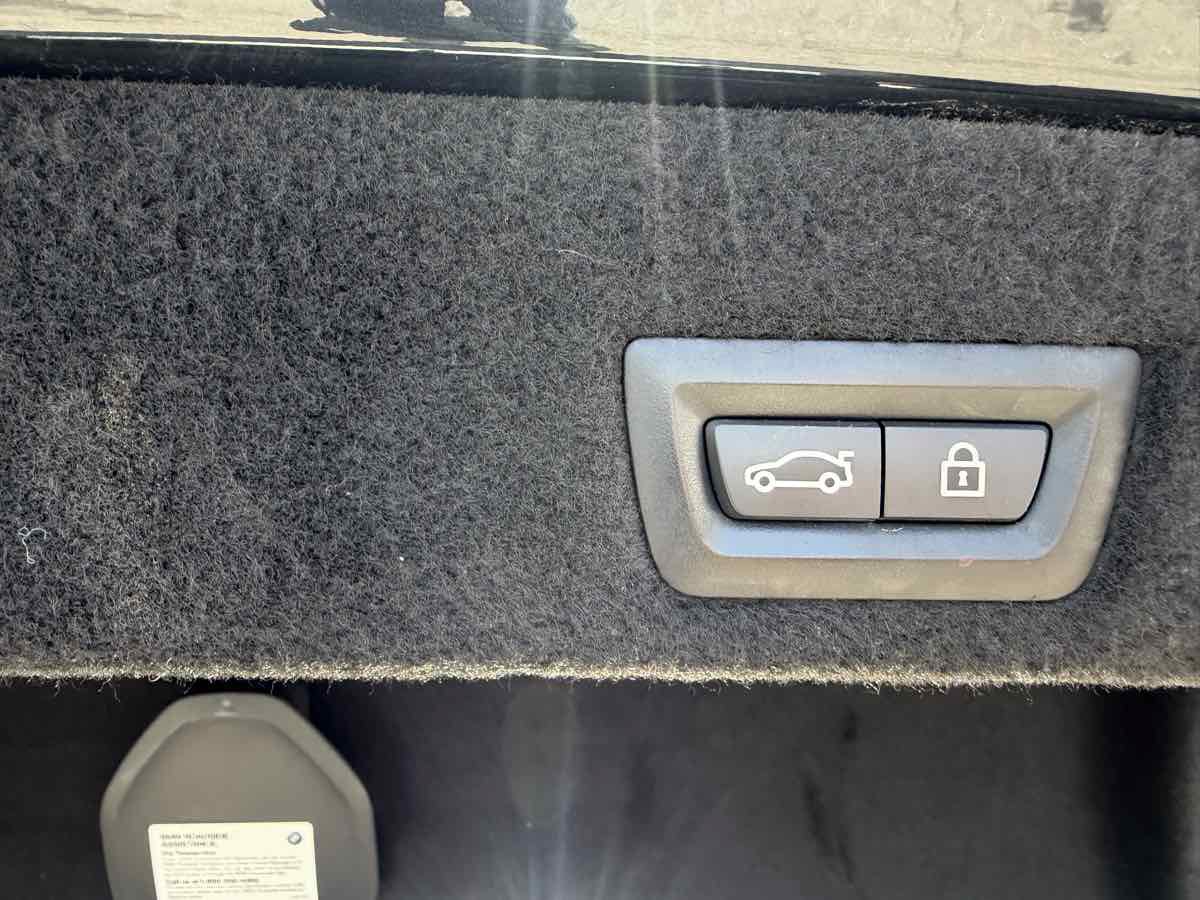 Used 2020 BMW 740i w/ M Sport Package RWD image 29