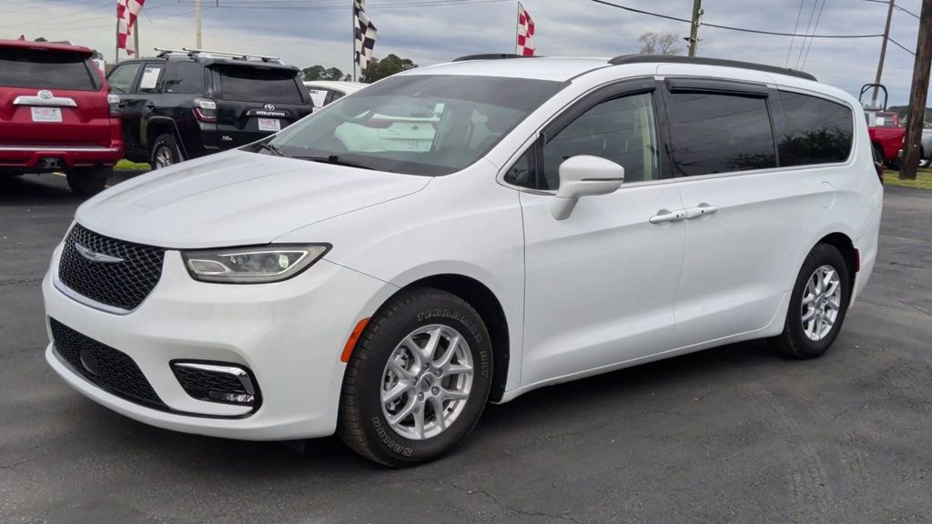 Used 2022 Chrysler Pacifica Touring-L image 4