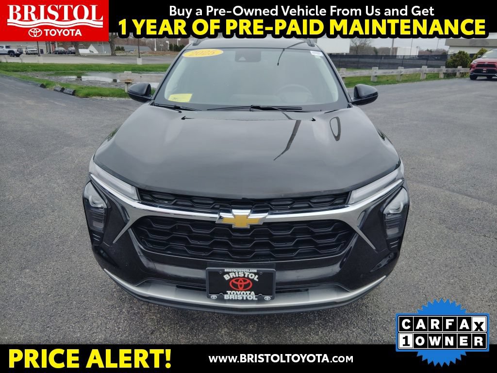 Used 2025 Chevrolet Trax LT w/ LT Convenience Package FWD image 2