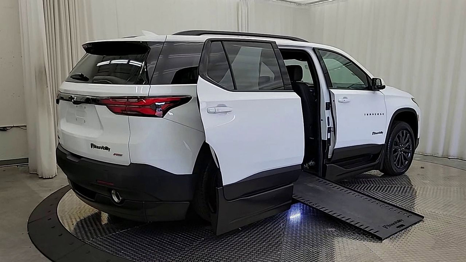 Used 2023 Chevrolet Traverse RS image 8