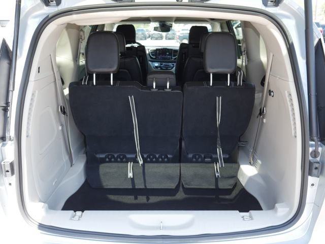 Used 2023 Chrysler Pacifica Touring-L w/ Uconnect Theater Family Group AWD/4WD image 9
