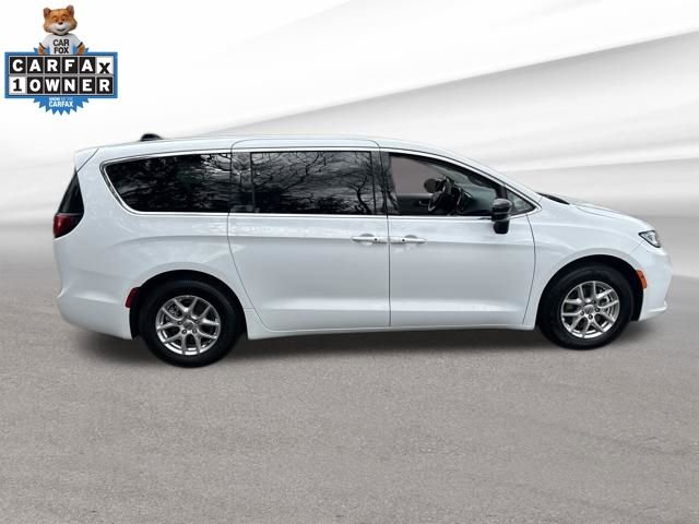 Used 2024 Chrysler Pacifica Touring-L image 10