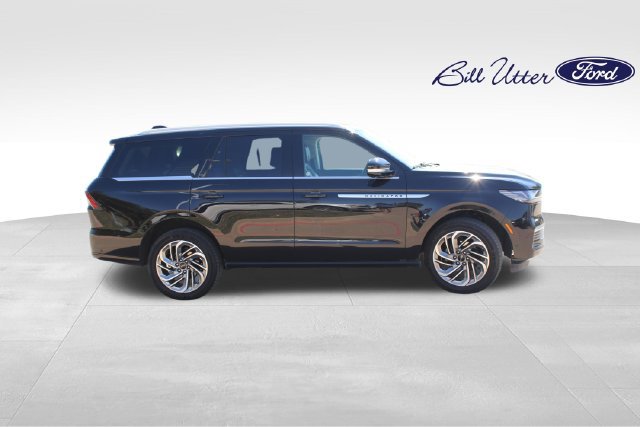 Used 2025 Lincoln Navigator Reserve AWD/4WD image 4
