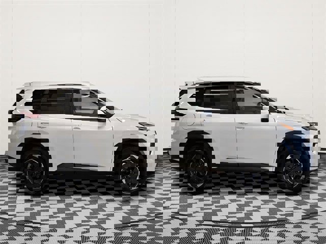 Used 2025 Nissan Rogue SV image 2