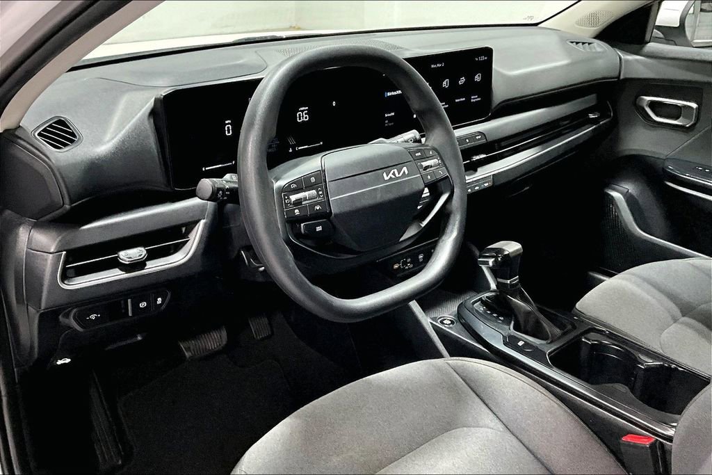 Used 2025 Kia K4 LXS image 16