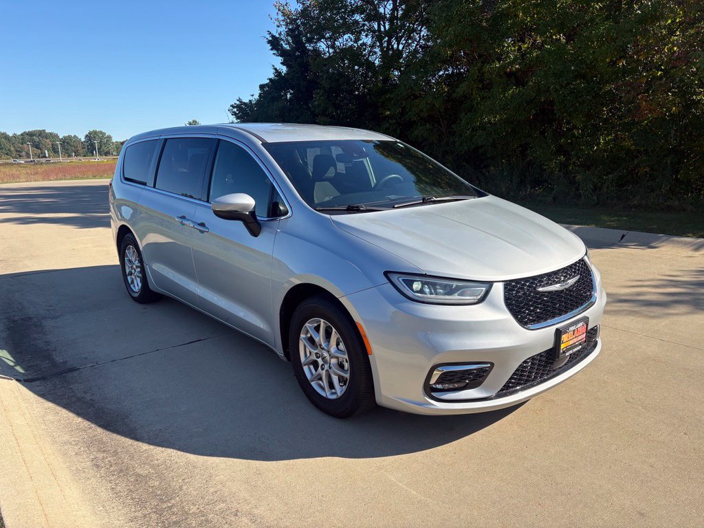 Used 2023 Chrysler Pacifica Touring FWD image 11