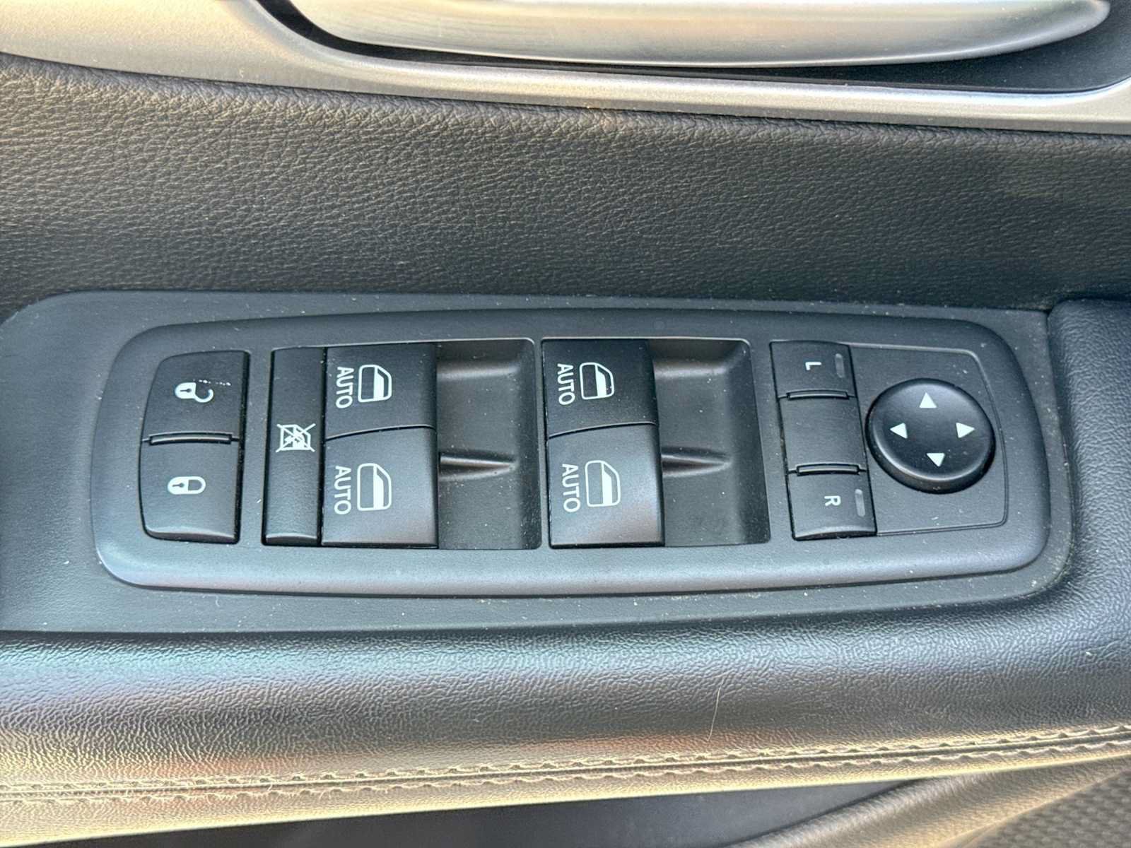 Used 2018 Chrysler Pacifica Touring-L Plus FWD image 16