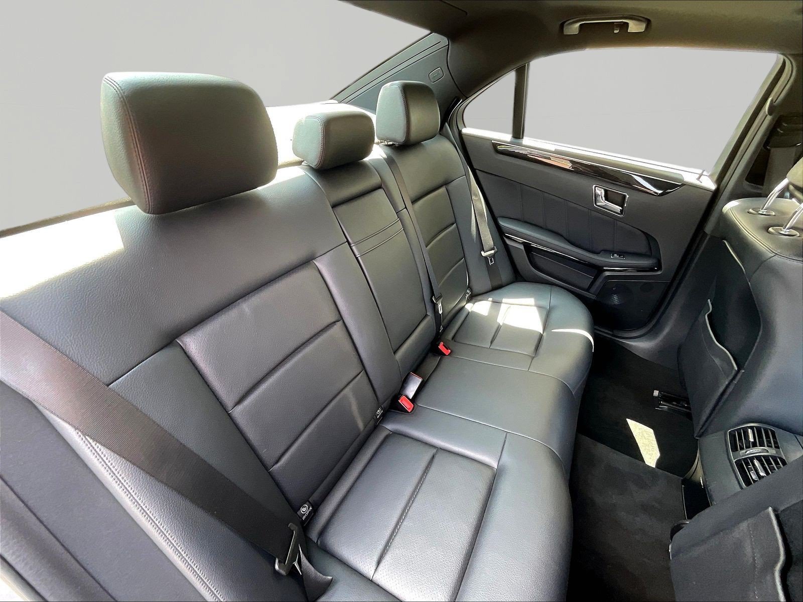 Used 2010 Mercedes-Benz E 350 4MATIC Sedan image 25