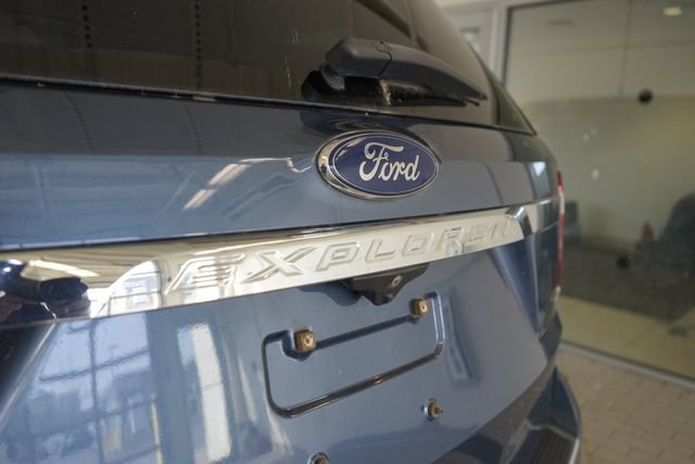 Used 2018 Ford Explorer XLT w/ Equipment Group 202A AWD/4WD image 13