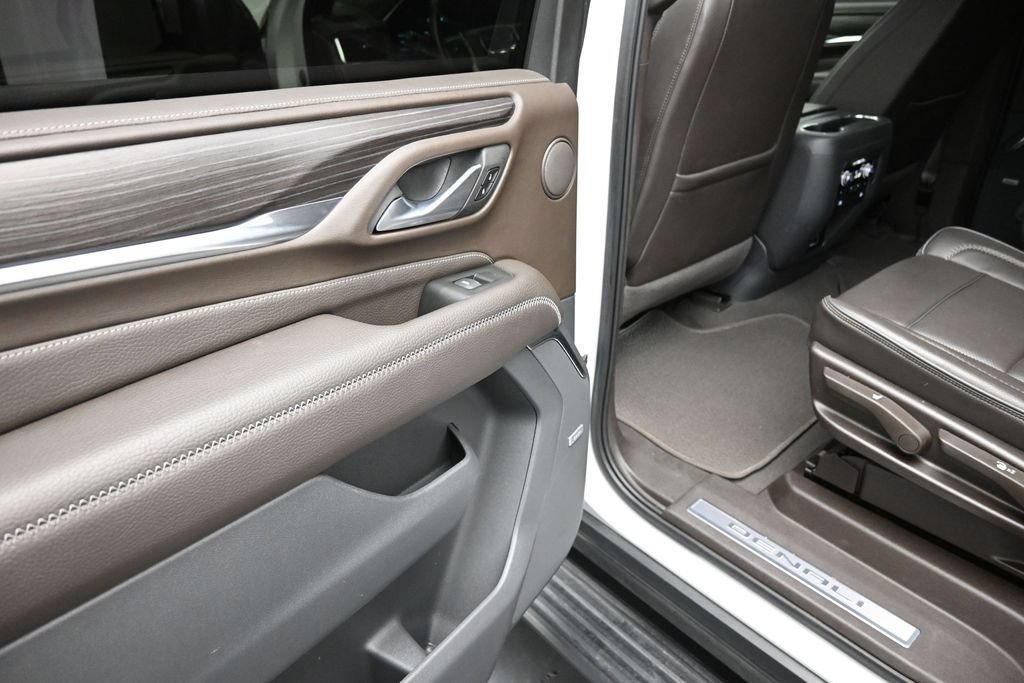 Used 2022 GMC Yukon XL Denali AWD/4WD image 16