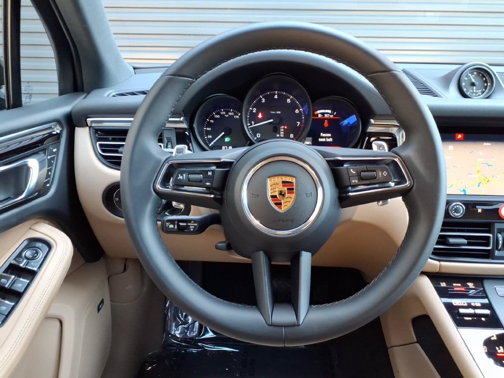Certified 2026 Porsche Macan AWD/4WD image 23