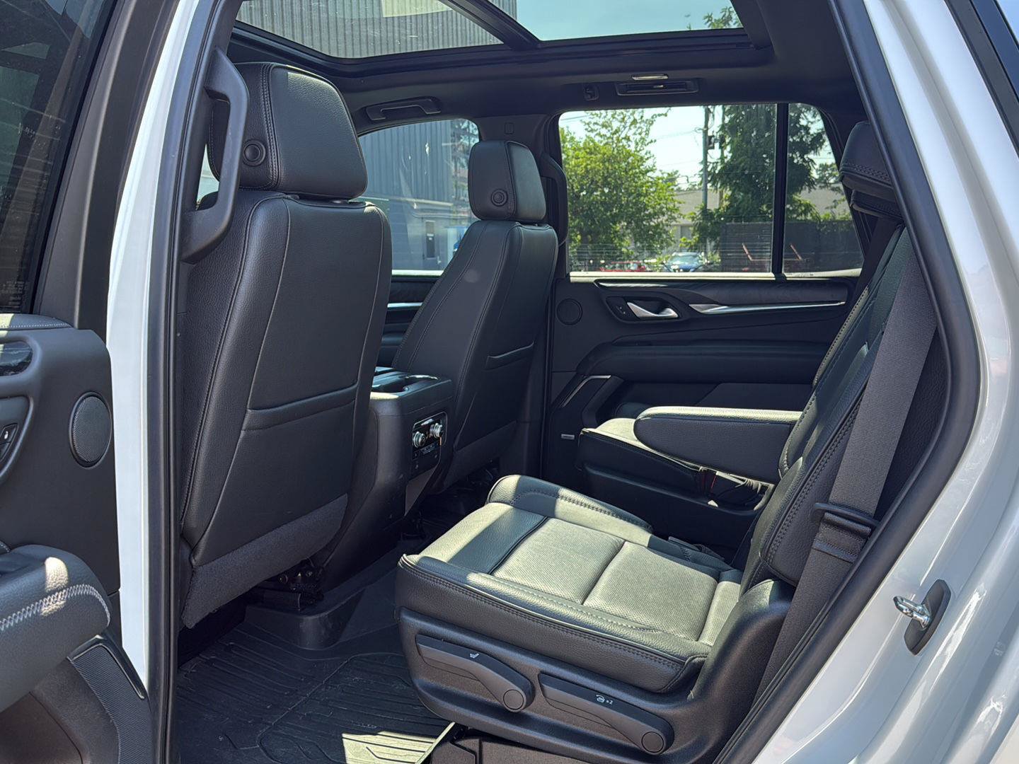 Used 2022 GMC Yukon Denali w/ Denali Premium Package AWD/4WD image 10
