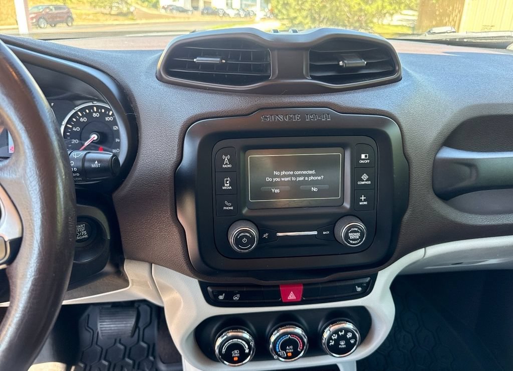 Used 2015 Jeep Renegade Latitude w/ Cold Weather Group FWD image 16