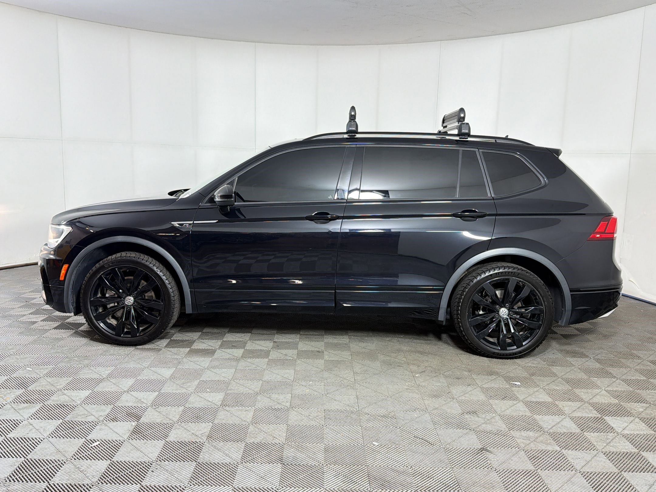 Used 2021 Volkswagen Tiguan SE R-Line image 2
