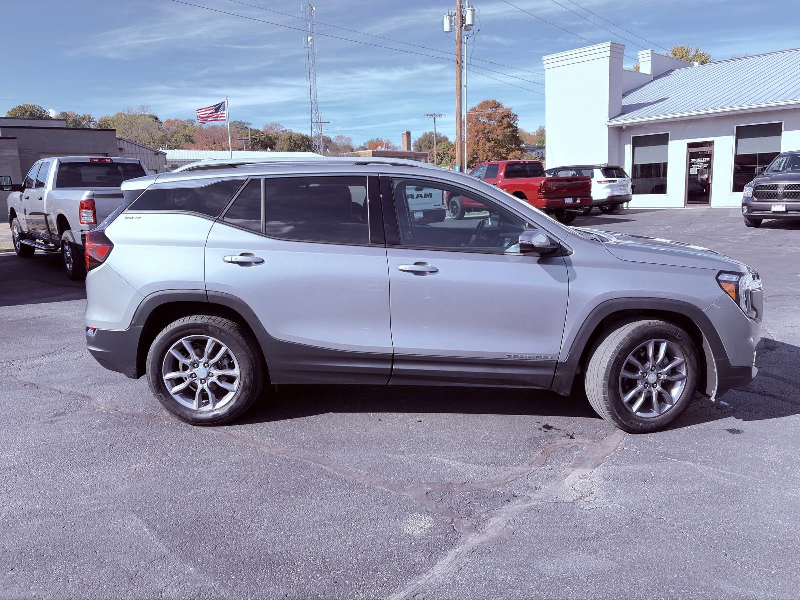 Used 2024 GMC Terrain SLT image 5