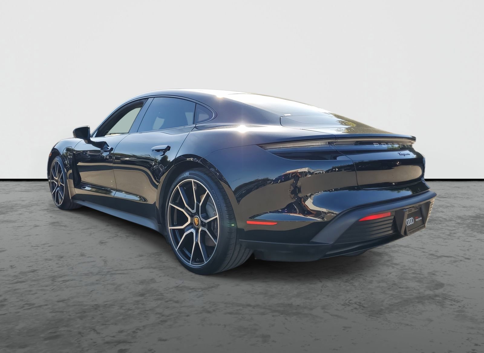 Used 2022 Porsche Taycan image 3