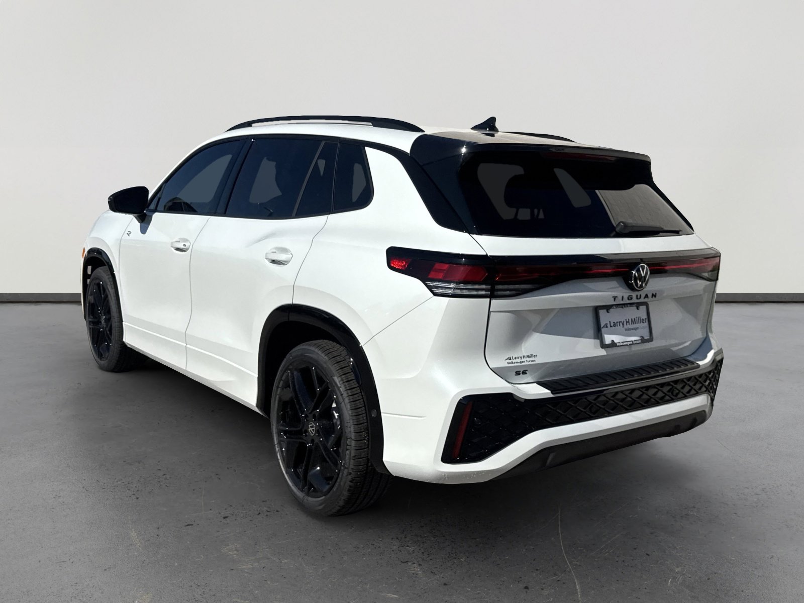 New 2026 Volkswagen Tiguan SE R-Line image 4