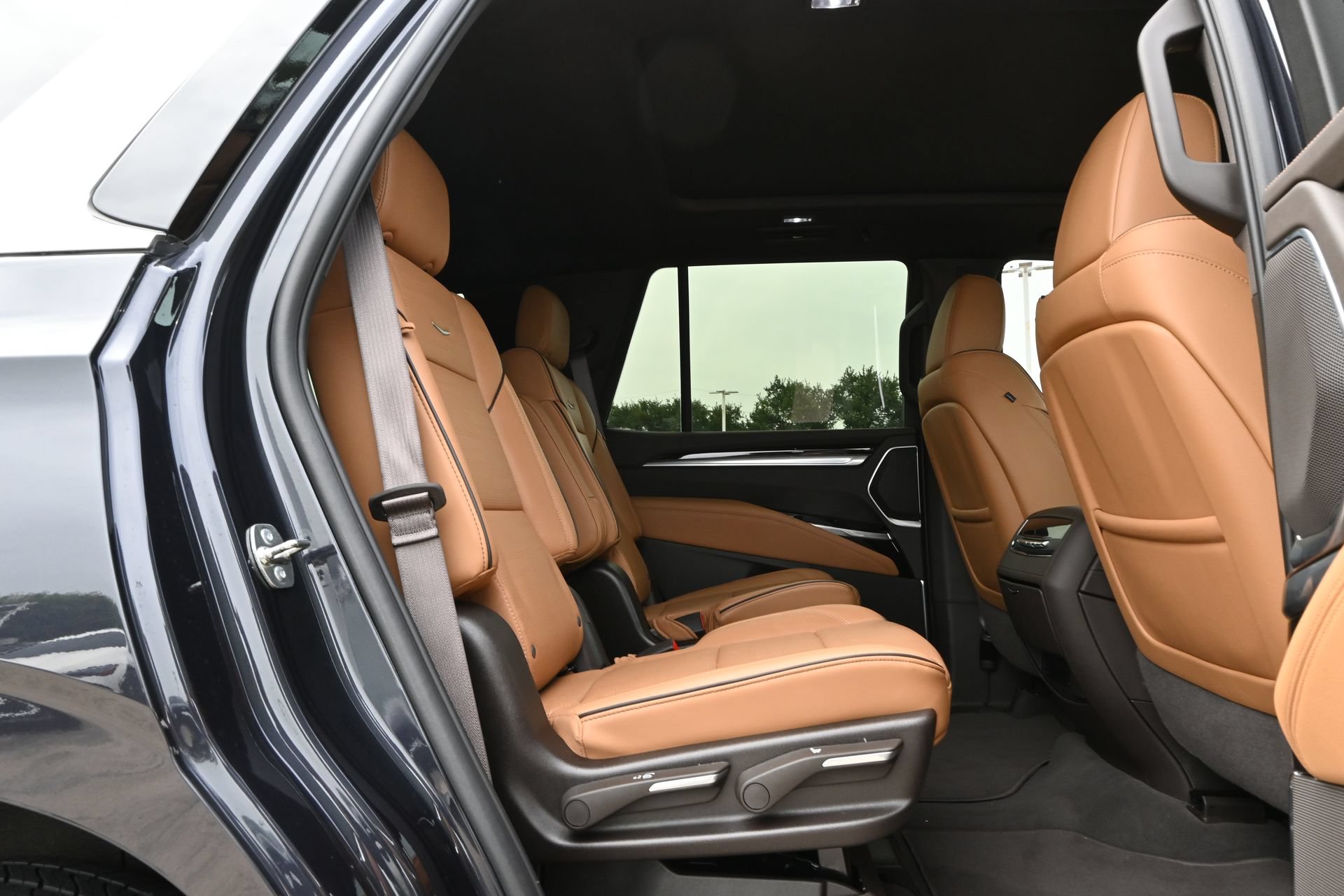 Certified 2025 Cadillac Escalade Premium Luxury AWD/4WD image 23