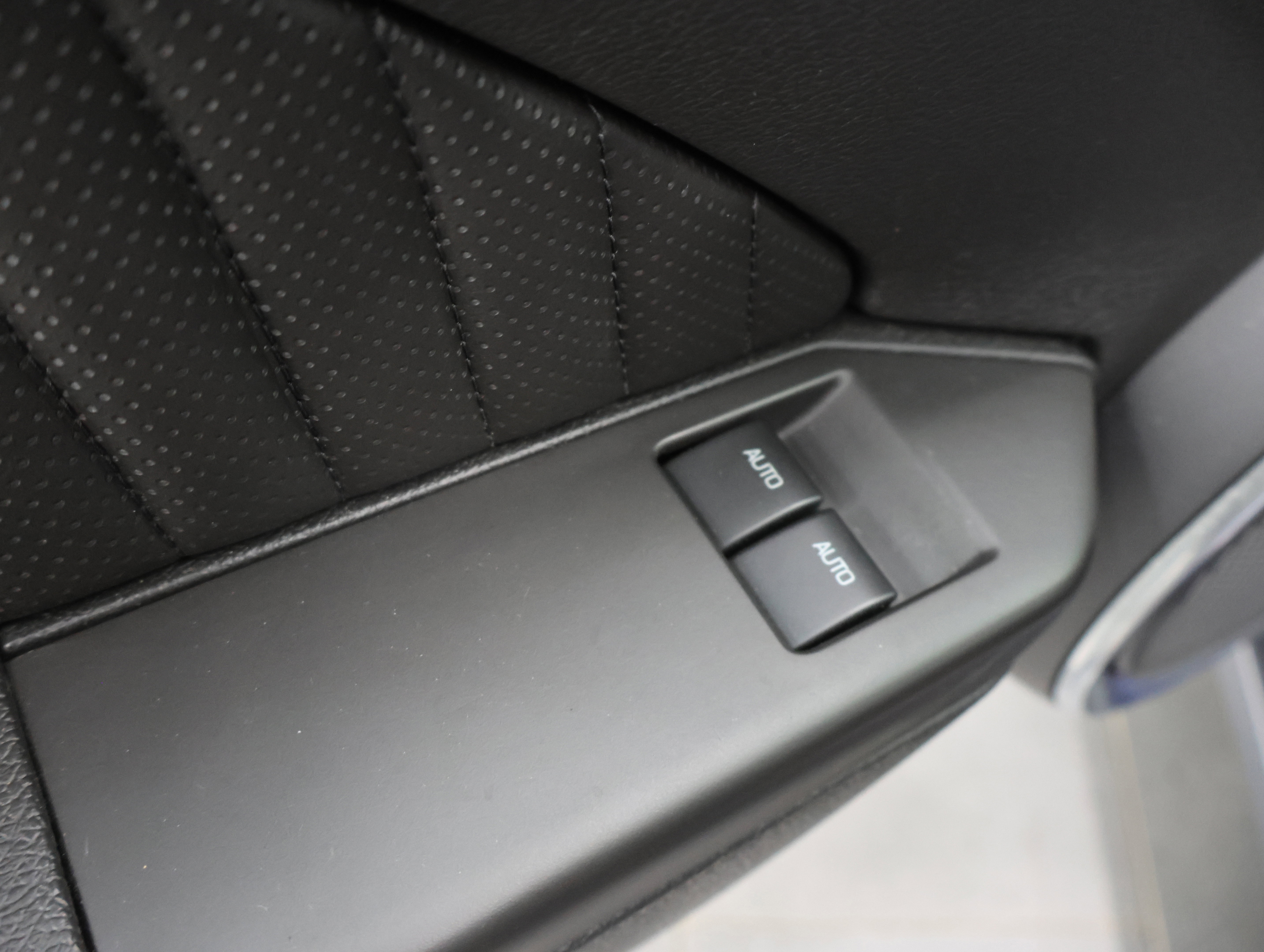 Used 2011 Ford Mustang Shelby GT500 w/ SVT Performance Pkg RWD image 34