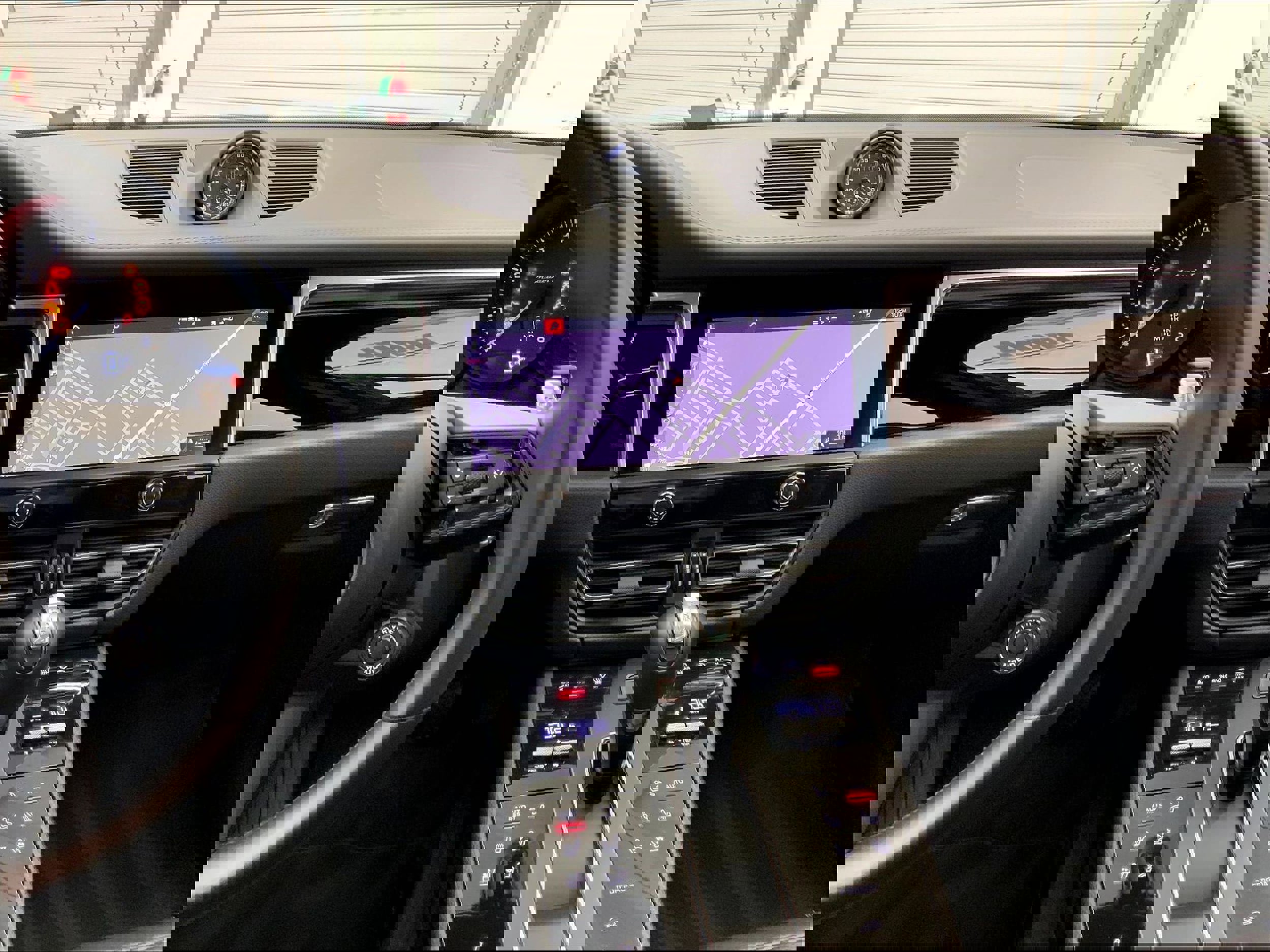 Used 2023 Porsche Macan Turbo image 17