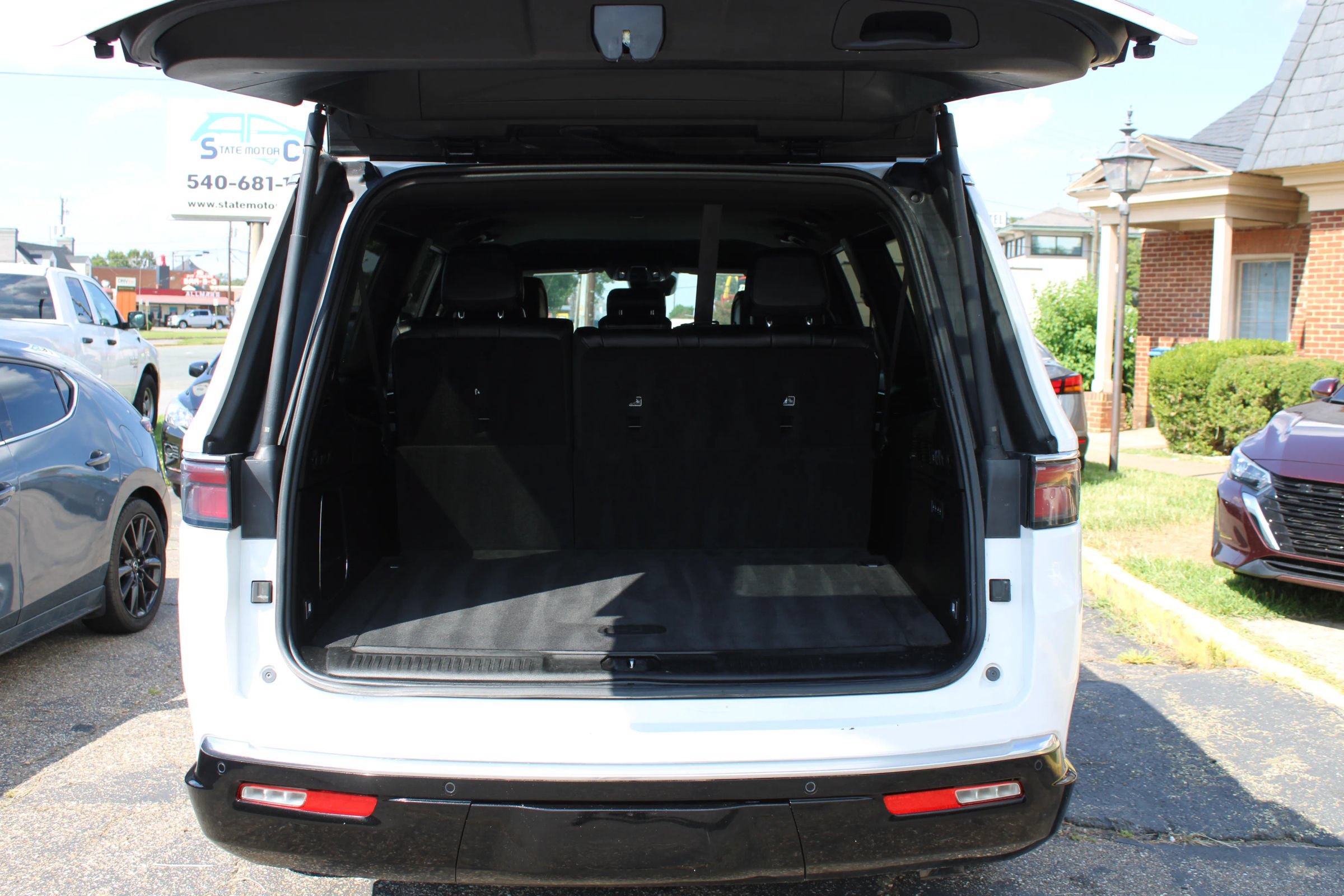 Used 2024 Jeep Wagoneer L Series II w/ Flexible Seating Group AWD/4WD image 22