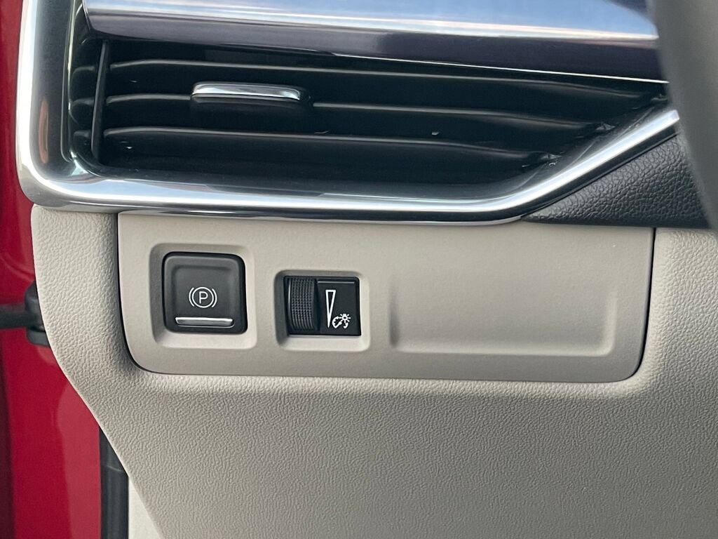 Used 2023 Cadillac XT4 Luxury w/ Cold Weather Package FWD image 20