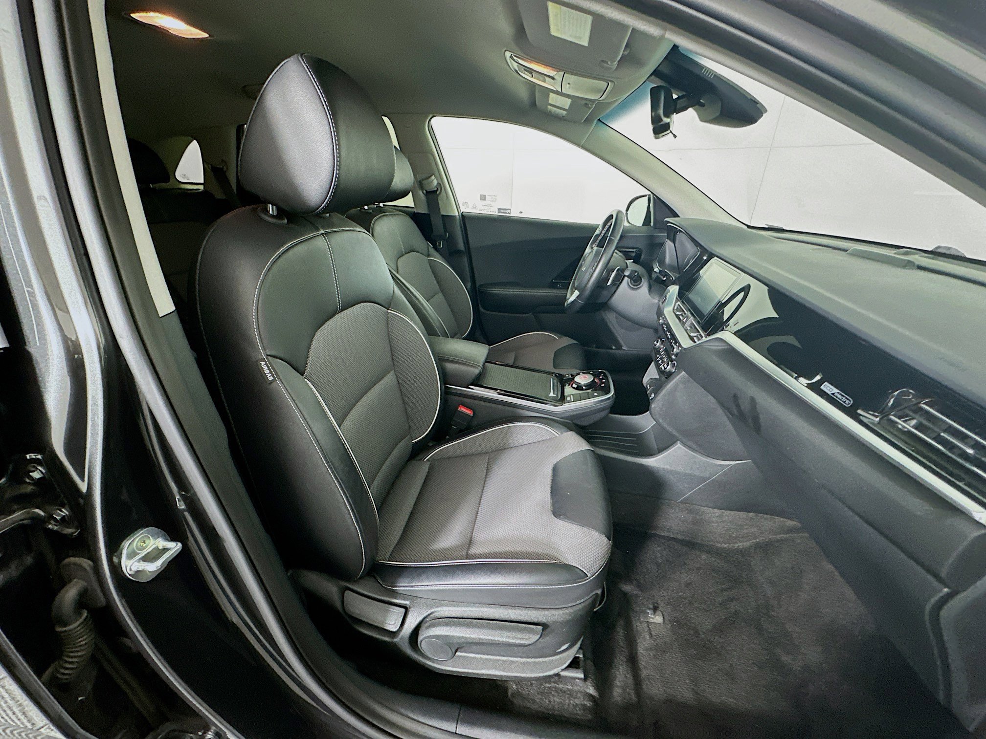 Used 2022 Kia Niro EX image 29