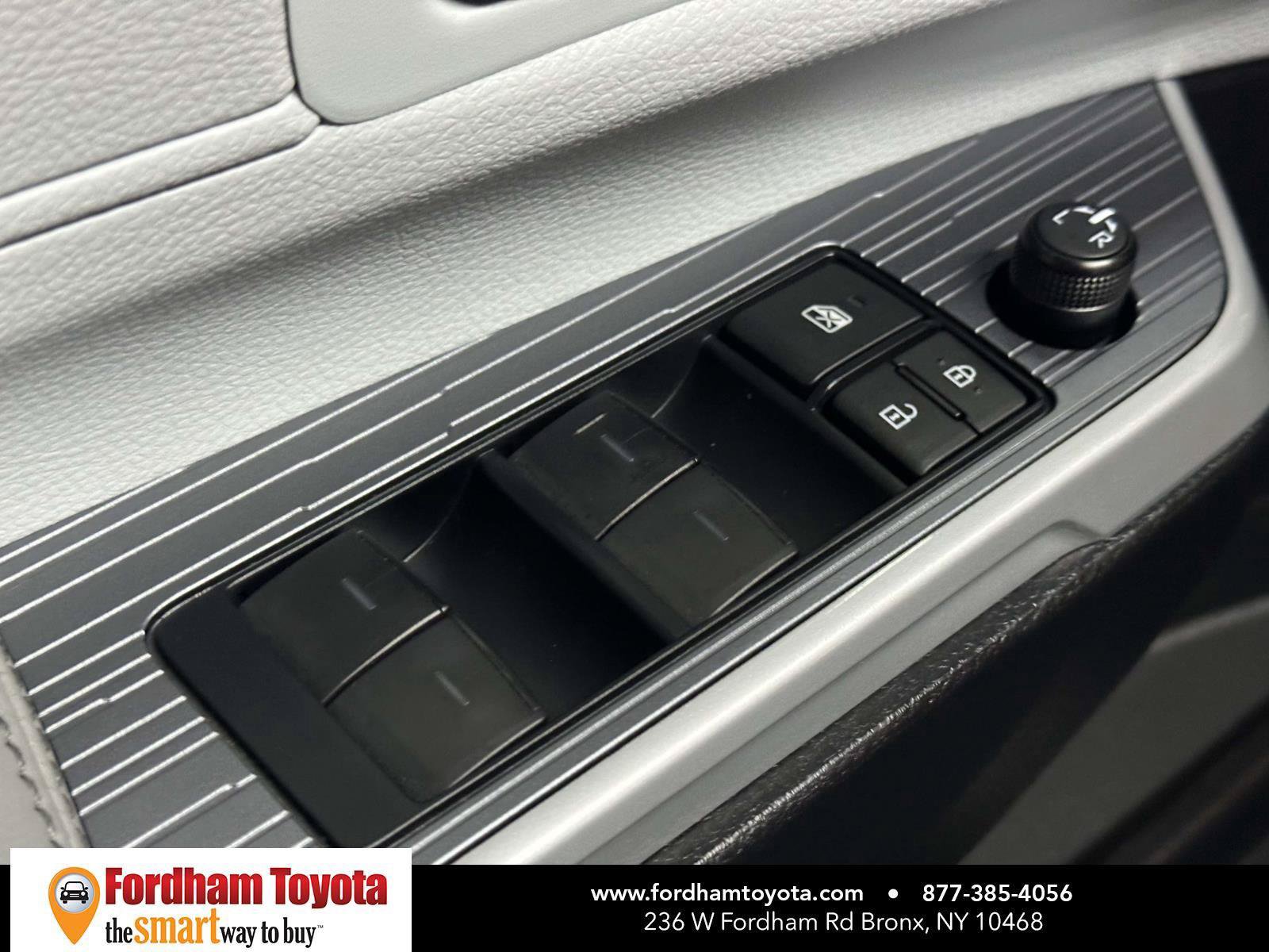 Used 2025 Toyota Sienna LE FWD image 21