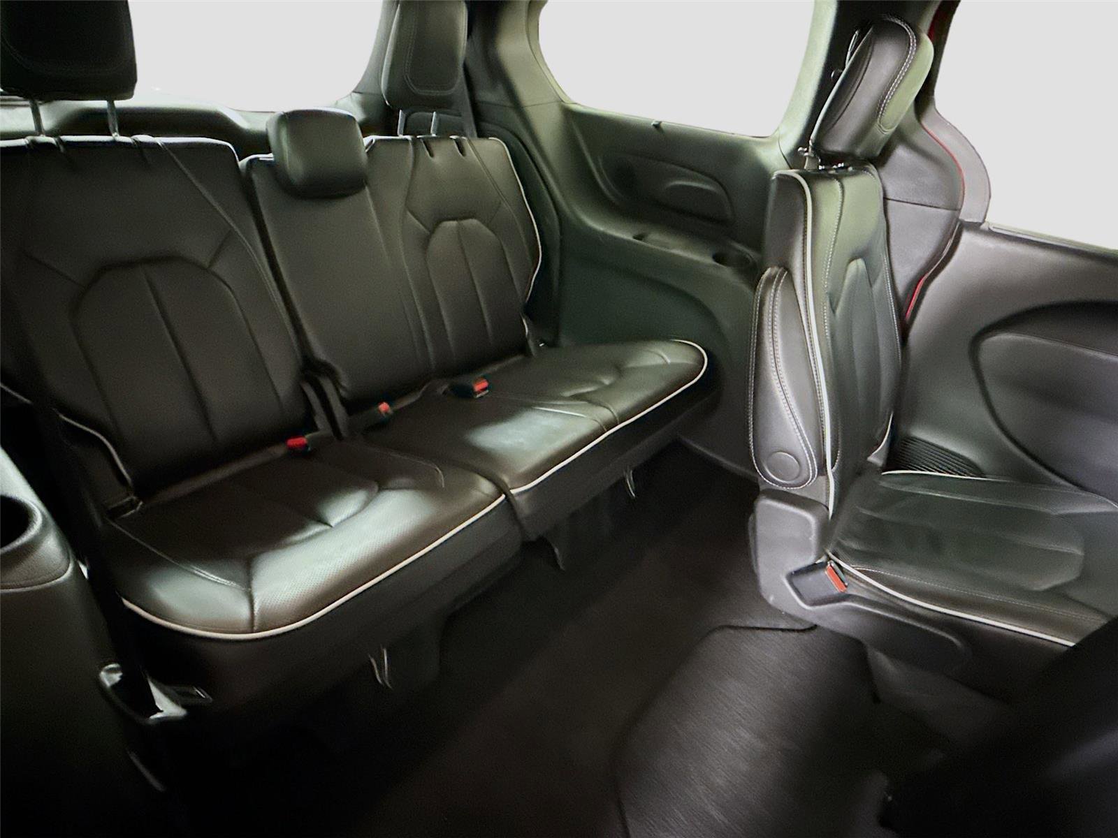 Used 2025 Chrysler Pacifica Limited image 21