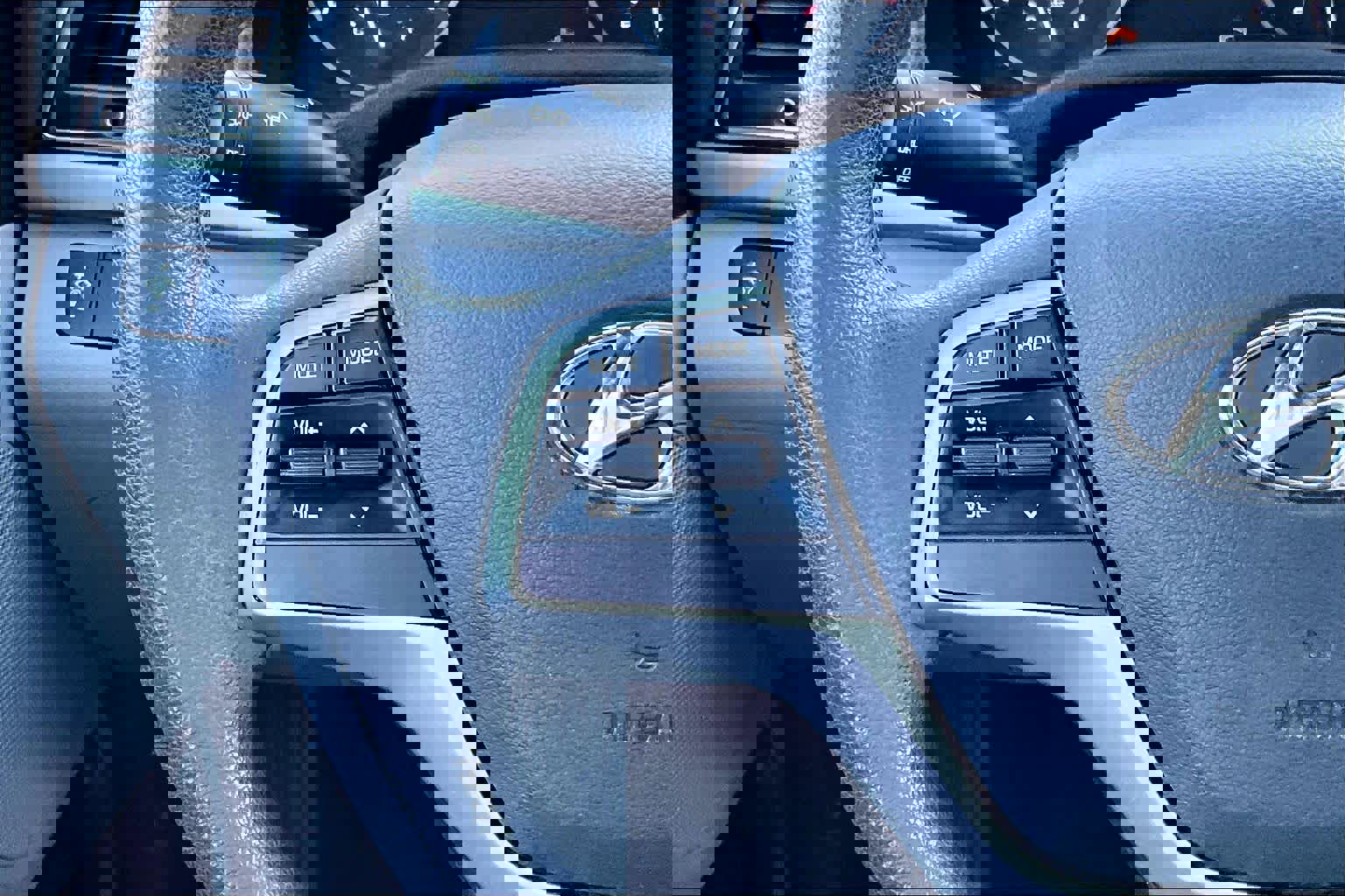 Used 2017 Hyundai Elantra SE image 18